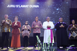 Baca juga : Hujan Tak Surutkan Iman Ribuan Umat Kristiani Rayakan Natal Kota Surabaya di Balai Kota