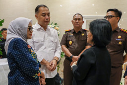 Di Rumah Persemayaman Ketua DPRD, Wali Kota Eri Cahyadi Meneteskan Air Mata