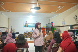Reses di Gubeng, Ais Syafiyah Asfar Dengarkan Langsung Keluhan Warga soal Layanan Kesehatan dan Lingkungan