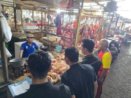 Antisipasi Harga Sembako Tak Sesuai Jelang Imlek dan Ramadan, Polisi Gresik Sidak Pasar