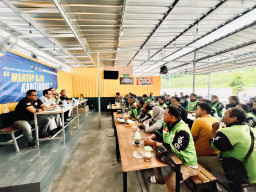 Pesan Serius Dalam Secangkir Kopi, Satlantas Gresik Rangkul Ojol di Ops Semeru 2026