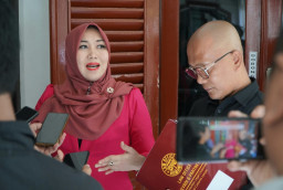 Baca juga : Gugatan Wanprestasi Lawan Anggota DPD RI di PN Surabaya, Penggugat  Justru Berulang Kali Mangkir
