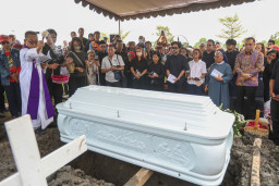 Tri Rismaharini, Bambang DH, dan Eri Cahyadi Lepas Adi Sutarwijono ke Peristirahatan Terakhir