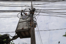 Langgar Perda, Pemkot Surabaya Tertibkan Utilitas Kabel FO dan Tiang Provider di Kawasan Jalan  Adityawarman