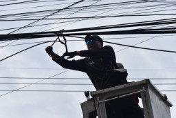 Baca juga : Sasar Tiga Ruas Jalan, Satpol PP Surabaya Tertibkan 45 Tiang Fiber Optik Tak Berizin