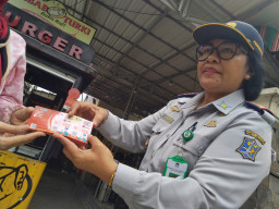 Baca juga : Perkuat Sistem Pembayaran Non-Tunai, Pemkot Surabaya Hadirkan ‘Voucher Parkir Suroboyo’