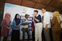Wujudkan Hunian Layak, Wali Kota Eri Serahkan 100 Unit Rumah "Merah Putih" Hasil Kolaborasi Yayasan Buddha Tzu Chi