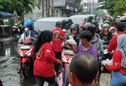 Momentum Ramadhan, Anggota DPRD Surabaya Bagikan Takjil di Jalanan