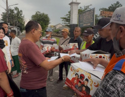 Armuji Bagikan 9.000 Paket MBG ke Relawan Penjaga Perlintasan Kereta Api di Surabaya, Begini Pesannya