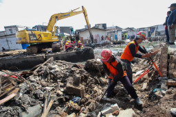 Tak Asal Tertibkan! Pemkot Surabaya Tegaskan Normalisasi Sungai Kalianak Jalankan Program Pusat