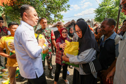 Warga Surabaya Serbu Pasar Murah, Wali Kota Eri Cahyadi Beri Kejutan Bagi-Bagi Sembako Gratis!