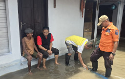 Kunjungi Lokasi Banjir di Probolinggo, Cak Dayat Pastikan Lima Mesin Pompa Bisa Sedot Air 