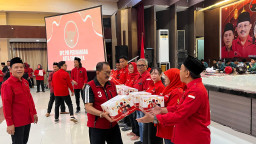Perkuat Silaturahmi Ramadan, DPC PDIP Surabaya Bagikan 9.000 Parcel Lebaran