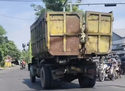Viral Truk Bawa Sampah Berserakan, DLH Surabaya: Armada Pengangkut Wajib Tertutup dan Laik Jalan