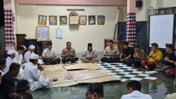 Kapolres Gresik Silaturahmi ke Pura, Ajak Warga Jaga Toleransi Jelang Nyepi dan Takbiran