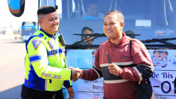 Tertingggal Bus Mudik Gratis, Polisi Gresik Antar Pasutri Asal Situbondo