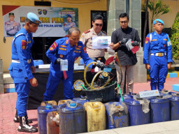 Sarang BBM Ilegal di Tanjung Perak Diungkap, Ditpolairud Polda Jatim Amankan Ratusan Liter Solar dan Amankan 1 Tersangka