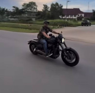 Viral! Ketua DPRD Kepri Iman Sutiawan Terciduk Kendarai Moge Tanpa Helm di Jalanan Batam