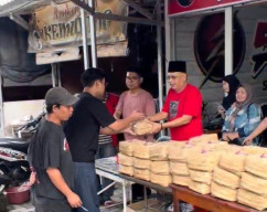Wujud Kepedulian, Anggota DPRD Surabaya ini Salurkan Ratusan Paket Daging Kurban
