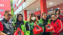 Peringati May Day 2026, PDIP Surabaya Bagi-bagi Bingkisan ke Ratusan Ojol Perempuan