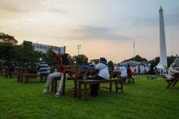 Langit Jingga Tugu Pahlawan: Hangatkan Cangkrukan Sore dan Nostalgia Kuliner di Senja Budaya Surabaya