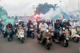 Vespa Kultural Warnai Grebeg Suro 2026, Vespisti Kepung Monumen Reog Ponorogo
