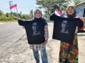Rela Kepanasan Demi Bertemu Jokowi, Dua Wanita Di Gresik Dapat Kaos