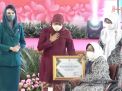 Peringatan Hari Ibu ke-93, Gubernur Jatim Beri Penghargaan kepada Perempuan dan Kepala Daerah