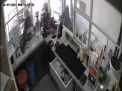 Pencurian HP di Kedai Kopi Surabaya Terekam CCTV, Modusnya Begini