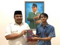Dihadiahi Buku Sarinah dan Puisi, Wakil Sekretaris DPC PDIP Surabaya Dorong Kembangkan Penelitian Dan Budaya Menulis