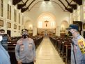 Sambut Nataru, Kapolrestabes Surabaya bareng Jajaran Pantau Gereja dan Stasiun KA