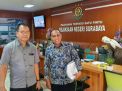 Datangi Kejari, Tersangka Korupsi Barang Sitaan Satpol PP Surabaya Laporkan Dugaan Atasan Ikut Terlibat