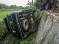 FOTO: Mengantuk Mobil Terjun Ke Sawah