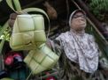 FOTO: Pembuatan Cangkang Ketupat Idul Fitri