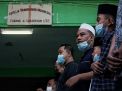 FOTO: Umat Muslim Sholat Ied di Halaman Gereja