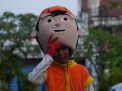 FOTO: Pengamen Badut Meraih Rezeki