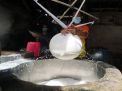 FOTO: Harga Kedelai Melonjak Produksi Tahu di Surabaya Meroket