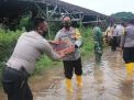 Kapolres Bojonegoro AKBP EG Pandai, Beri Sembako Korban Banjir
