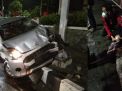 Mobil Toyota Ayla Tabrak Traffic Light Dan Seorang Ibu di Jalan Pucang