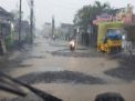 Pengurukan Jalan Kwangsan yang Rusak Berat Terhenti karena Hujan Lebat