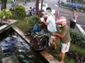 Kendarai Motor Kecebur Taman Kota, Biker Sidoarjo Tewas