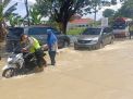 Jalan Tergenang Luapan Kali Lamong, Polisi dan TNI Bantu Pengendara