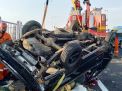 Mobil Angkut Buah Terguling di Suramadu, Istri Tewas, Suami Terluka