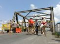 Jembatan Karangrejo Tulungagung Diperbaiki, Warga dan Pedagang harus Memutar 5 Kilometer