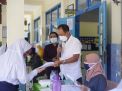 Jadi Petugas Vaksinasi di SMPN 35 Surabaya, Wakil Wali Kota Armuji Hadiahi Dua Siswa Sepeda