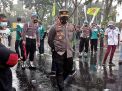 Kapolrestabes Surabaya Dampingi Buruh Menyampaikan Aspirasi di tengah Derasnya Hujan