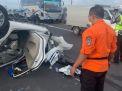 Avanza Tiga Penumpang Alami Kecelakaan di Jembatan Suramadu hingga Mobil Terbalik