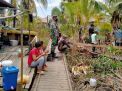 Babinsa Koramil Aluh-aluh Gotong Royong Bangun Musala