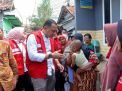 Ngantor di Kelurahan Asemrowo, Wali Kota Eri Cahyadi Bantu Gerobak hingga Pengobatan Lansia
