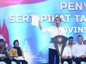Bagikan Ribuan Sertifikat Tanah Elektronik Hasil Redistribusi Tanah di Banyuwangi, Jokowi: Disekolahkan Tidak Apa-apa